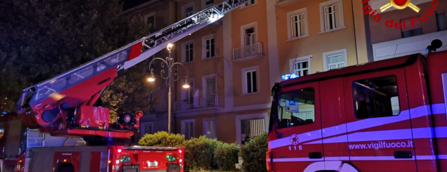 Avellino| Fiamme nella notte in un appartamento di viale Italia, i vigili del fuo mettono in salvo un’anziana e il suo cane
