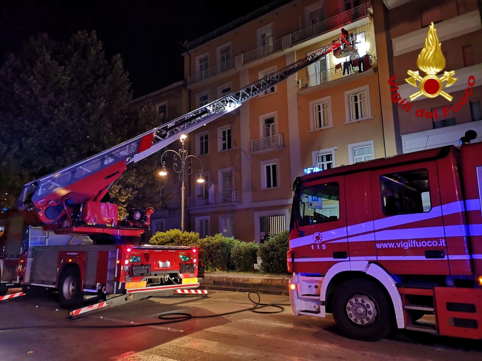 Avellino| Fiamme nella notte in un appartamento di viale Italia, i vigili del fuo mettono in salvo un’anziana e il suo cane