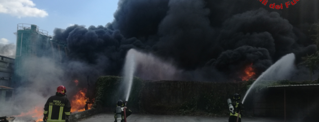 Avellino| Incendio alla Ics di Pianodardine domato, evacuate 3 abitazioni e alcune fabbriche. Domani molte scuole chiuse