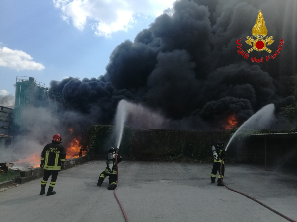 Avellino| Incendio Ics, tavolo in Prefettura: domani si torna a scuola. Attesi i dati sulla diossina e le indicazioni dell’Asl