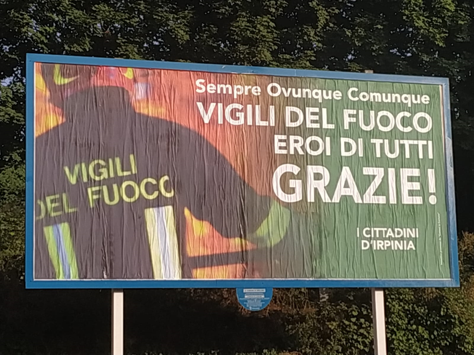 Avellino| “Eroi di tutti”, i vigili del fuoco celebrati sui manifesti affissi in città