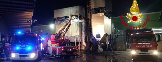 Nusco| In fiamme un silos di un’azienda locale, intervengono i vigili del fuoco
