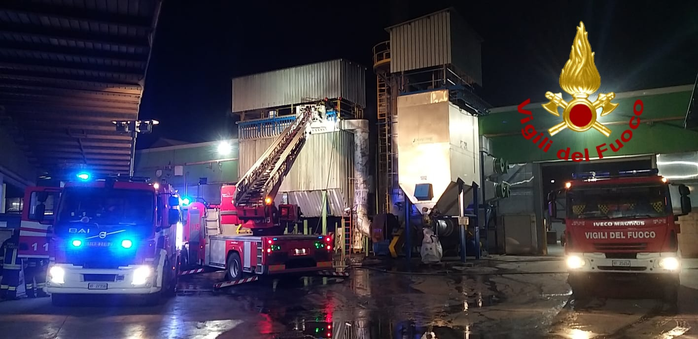 Nusco| In fiamme un silos di un’azienda locale, intervengono i vigili del fuoco
