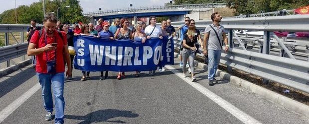 Whirlpool, l’annuncio di Patuanelli: ritirata la procedura di cessione, sperano 200 operai irpini