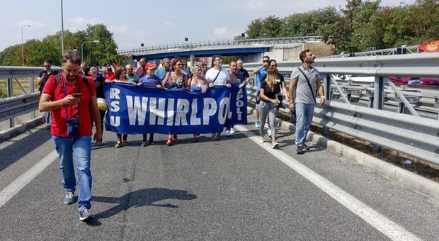 Whirlpool chiude, gli operai bloccano la Napoli-Salerno. La Cgil: in Irpinia 200 famiglie senza reddito