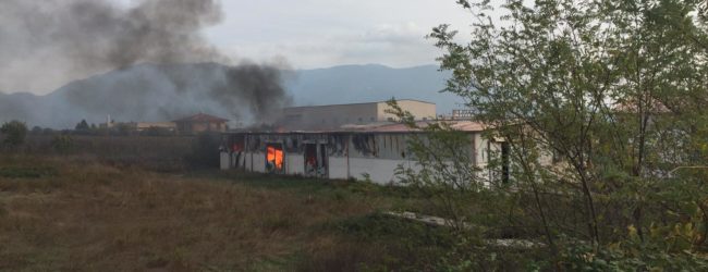 Brucia fabbrica di infissi a San Salvatore Telesino