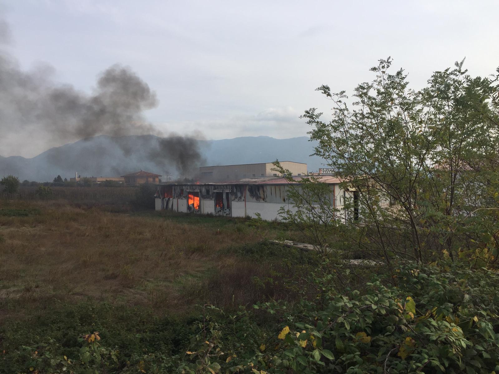 Brucia fabbrica di infissi a San Salvatore Telesino