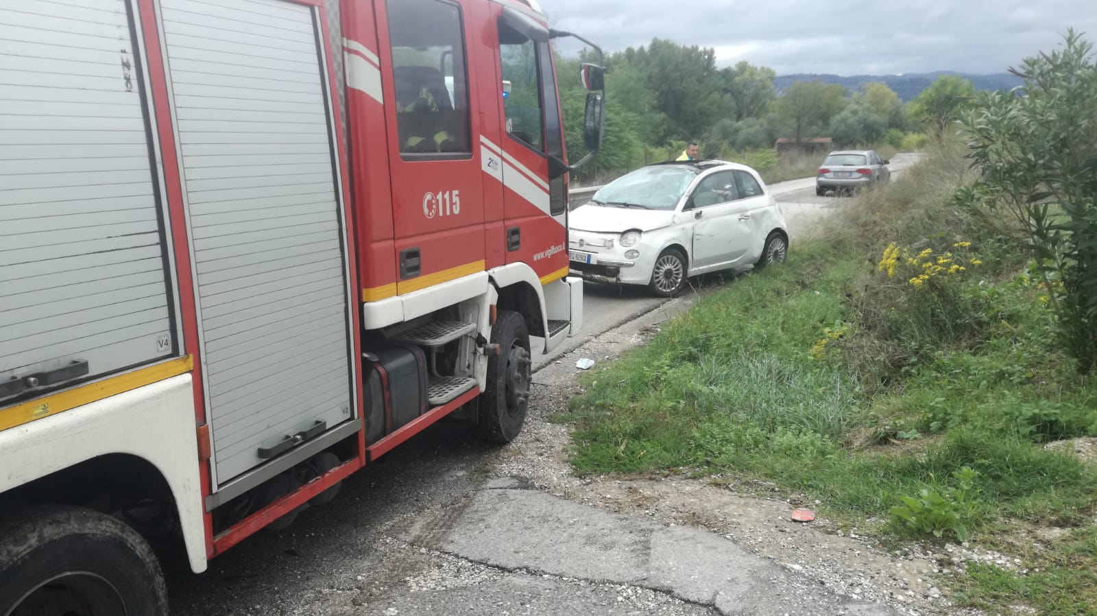 Auto si ribalta lungo la complanare Contrada Olivola- Benevento: donna ferita