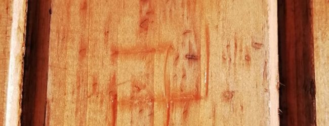 Succede a Benevento: svastica disegnata su un tavolo