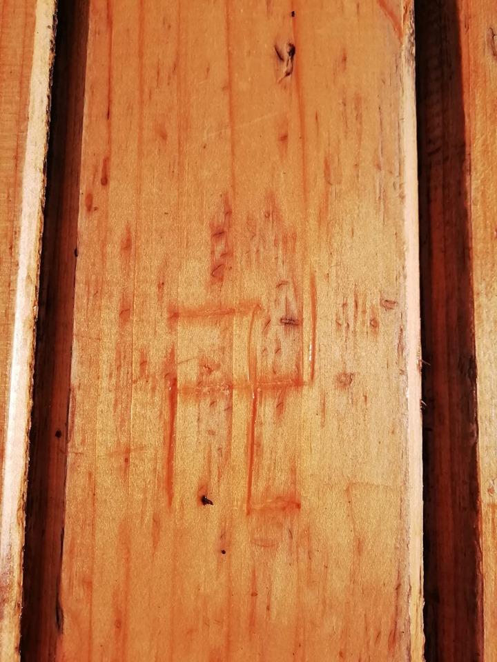 Succede a Benevento: svastica disegnata su un tavolo