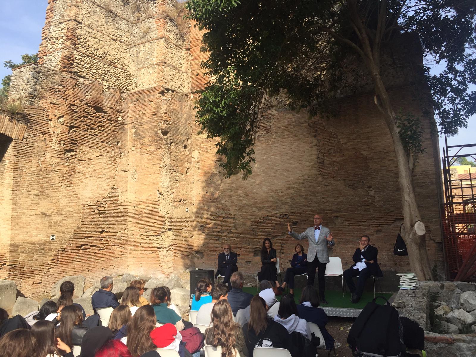 Benevento| “Ascesa e caduta dell’astro Farinelli raccontata da lui medesimo” il libro di Vega De Martini presentato al Teatro Romano
