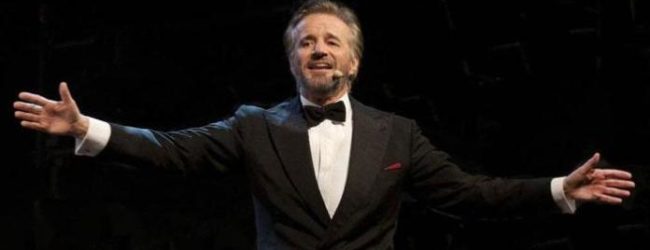 Christian De Sica vince il “Premio Penisola Sorrentina Arturo Esposito” per il teatro.