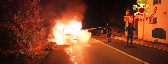 Mugnano del Cardinale| Furgone in transito sulla statale 7 avvolto dalle fiamme, intervento dei vigili del fuoco