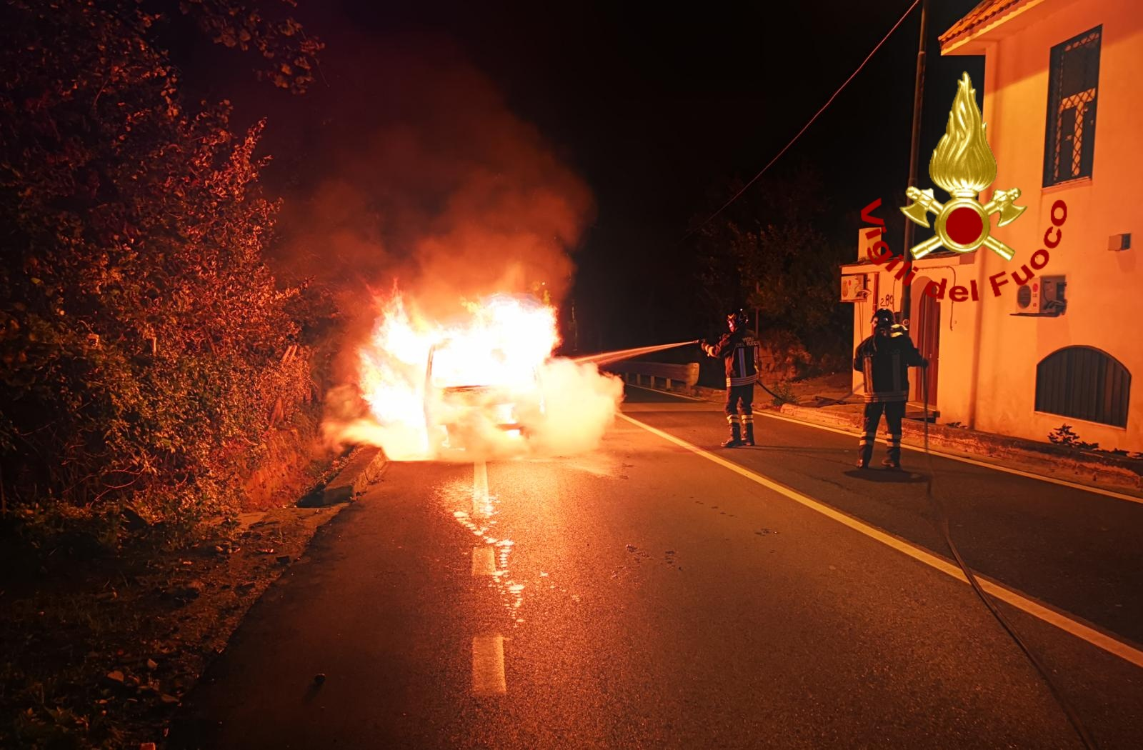 Mugnano del Cardinale| Furgone in transito sulla statale 7 avvolto dalle fiamme, intervento dei vigili del fuoco