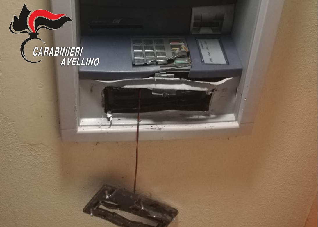 Savignano Irpino| Tentano di scassinare il bancomat della Bcc Flumeri, costretti a fuggire dall’arrivo dei carabinieri