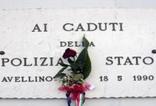 Funerali dei poliziotti uccisi a Trieste, bimba porta un fiore alla Questura di Avellino
