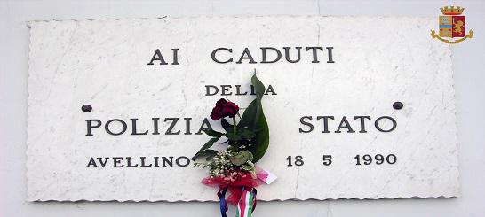 Funerali dei poliziotti uccisi a Trieste, bimba porta un fiore alla Questura di Avellino
