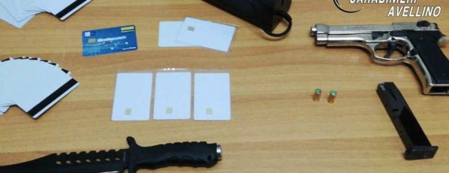 Lioni| In possesso di un clonatore di carte di credito e armi abusive, 20enne nei guai