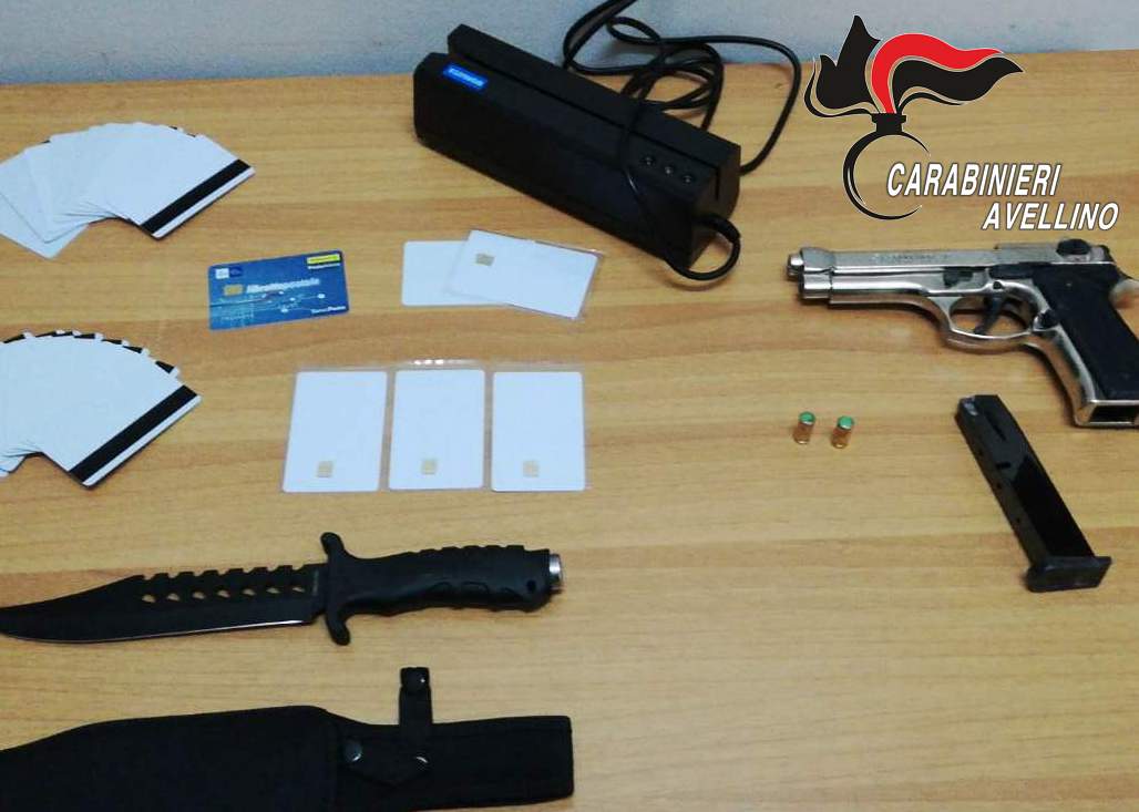 Lioni| In possesso di un clonatore di carte di credito e armi abusive, 20enne nei guai