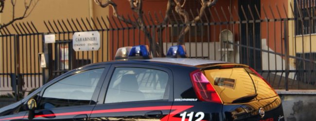 Aggredisce la madre per estorcerle denaro: arrestato 40enne di Sperone