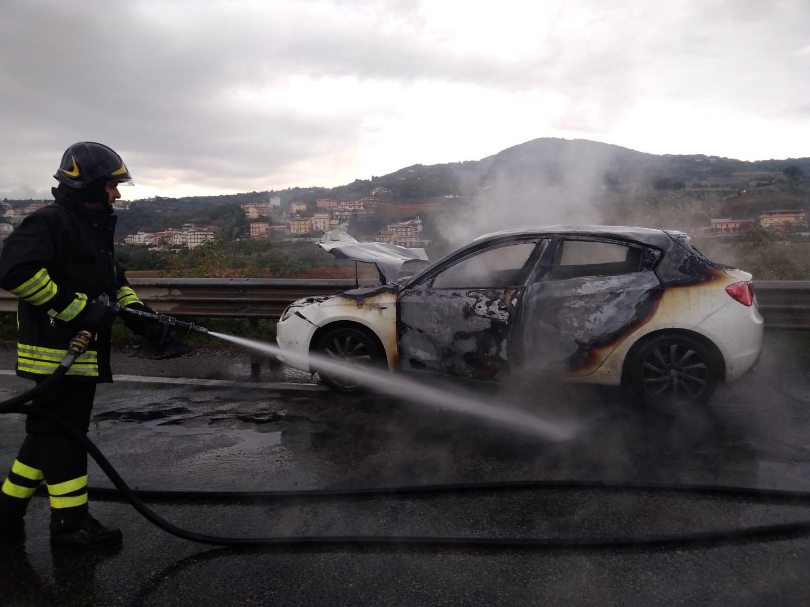 Ponte| Auto in fiamme sulla 372 Telesina: un ferito