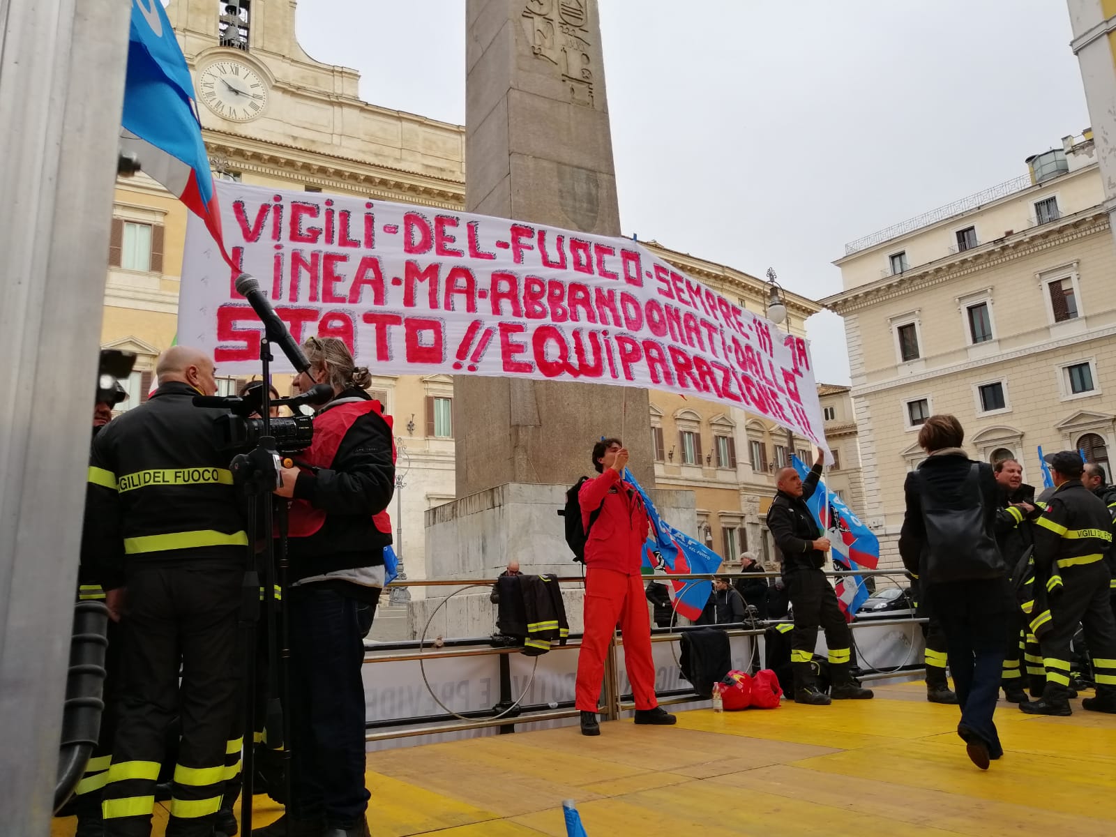Roma| “Onorateci da vivi non da morti”: vigili del Fuoco scendono in piazza. Presente anche Benevento