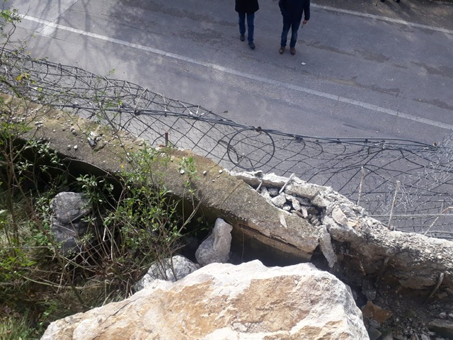 Caduta massi sulla strada Cerreto- Cusano- Pietraroja, mercoledi la riapertura al traffico a senso unico alternato