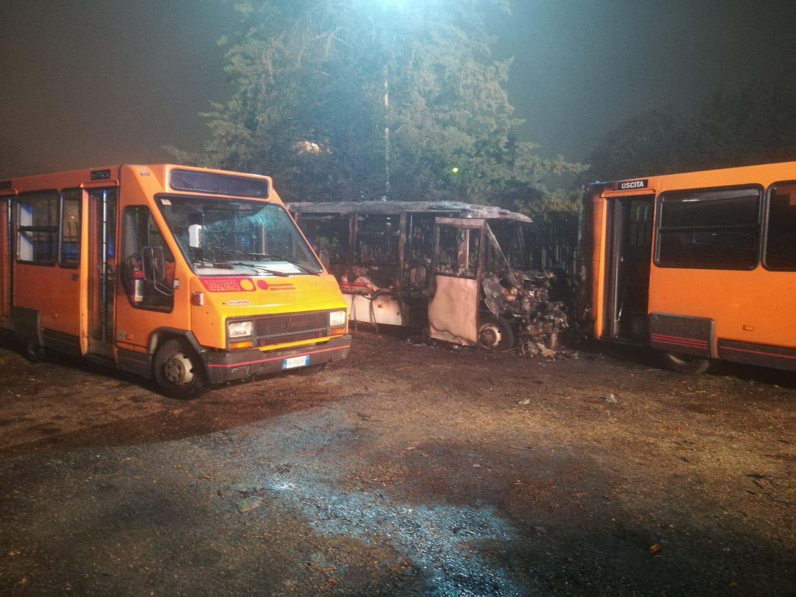 Benevento| Incendio autobus Trotta, i vertici: “Possibile atto doloso”