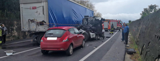 Ponte| Scontro tra due Tir sulla Telesina,un ferito in codice rosso