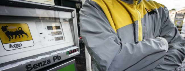 UECOOP: 16 euro in più su ogni pieno di benzina, è stangata