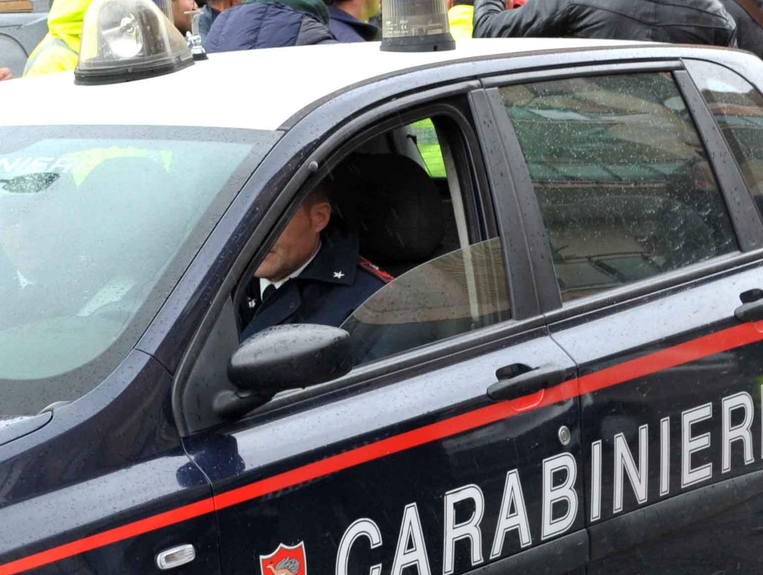 Ariano Irpino| Sfonda con il furgone il cancello della caserma dei carabinieri, bloccato l’autore