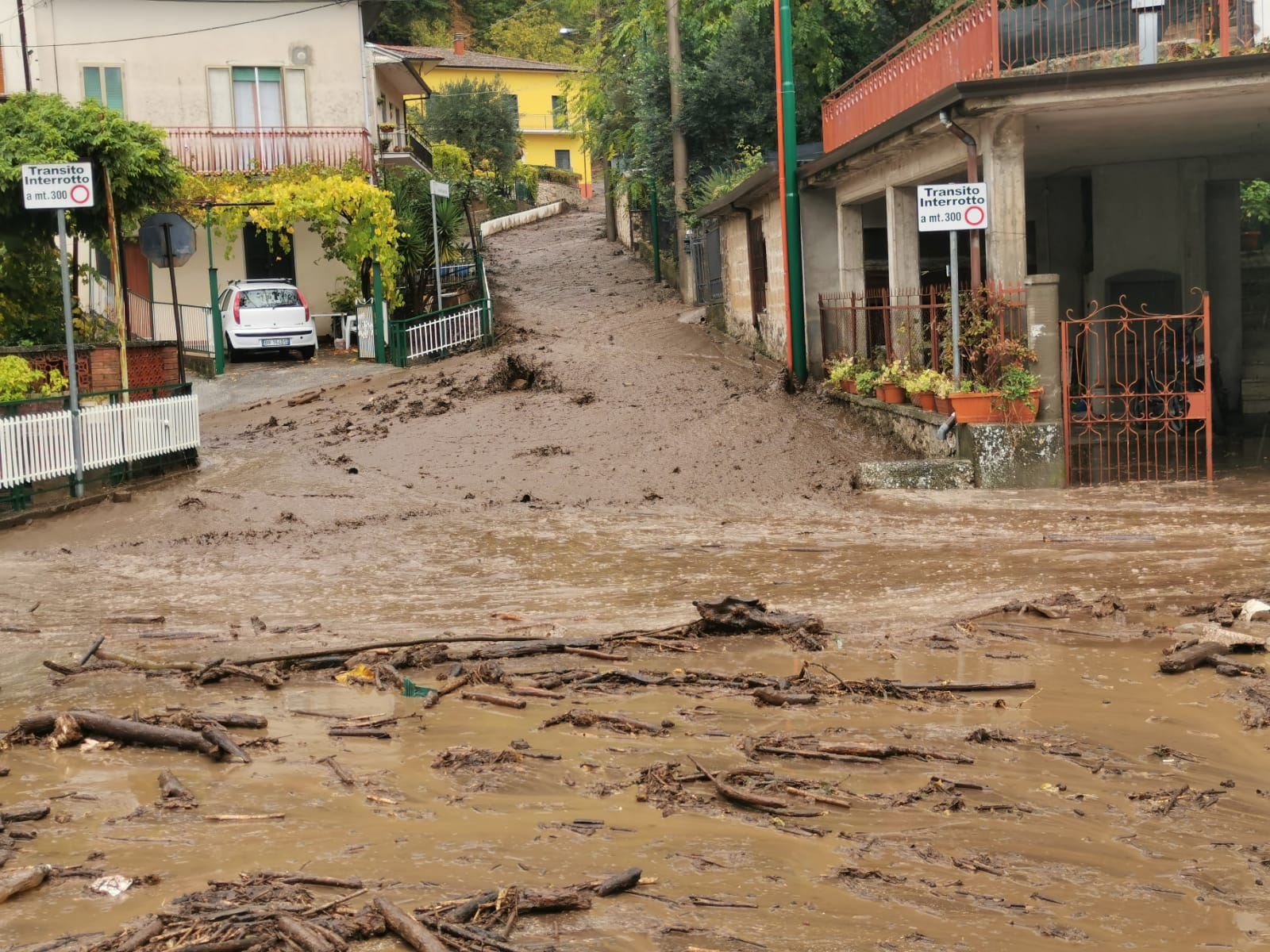 Colate di fango a Santo Stefano del Sole e allagamenti a Santa Lucia di Serino, arriva la Protezione Civile