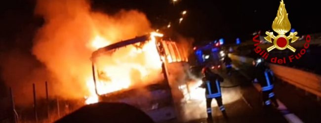 Vallata| Pullman carico di pellegrini in fiamme sull’A16, paura per i passeggeri