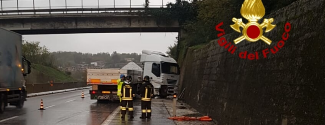 Montemiletto| Incidente sull’A16, automezzo sbatte contro il muro e perde gasolio sulla carreggiata