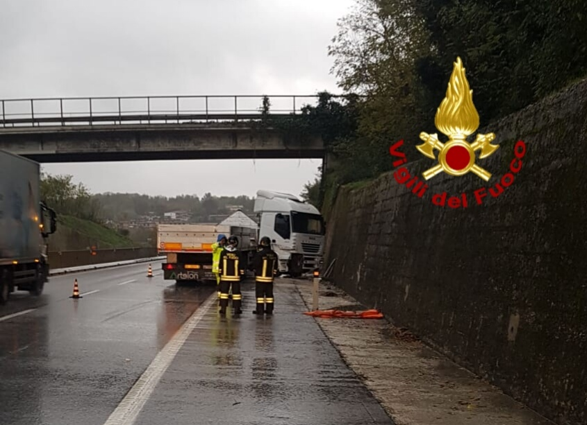 Montemiletto| Incidente sull’A16, automezzo sbatte contro il muro e perde gasolio sulla carreggiata