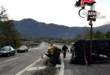 Montella| Ofantina, autocarro sbatte sullo spartitraffico e si ribalta: ricoverati padre e figlio