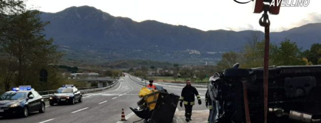 Montella| Ofantina, autocarro sbatte sullo spartitraffico e si ribalta: ricoverati padre e figlio