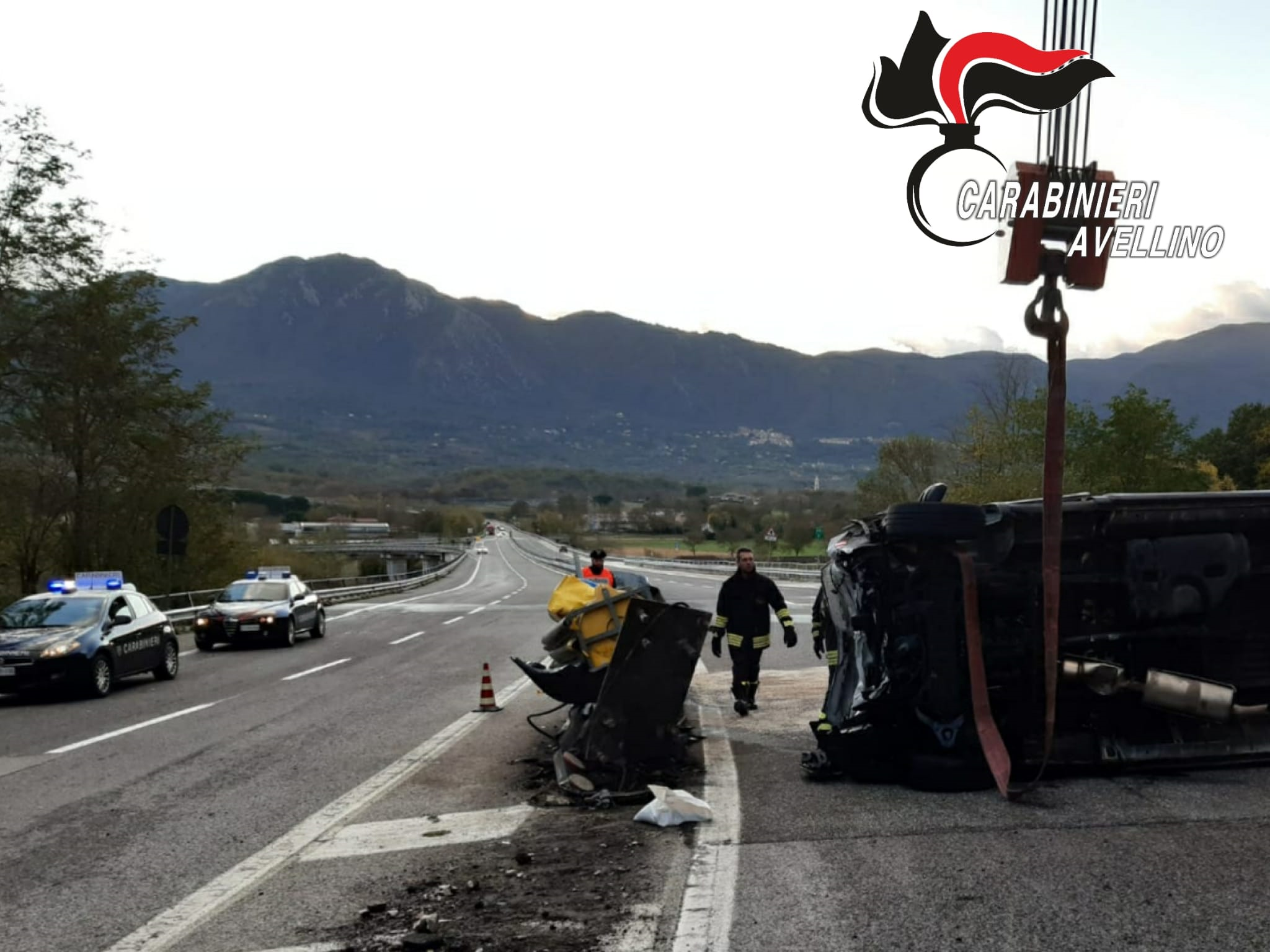 Montella| Ofantina, autocarro sbatte sullo spartitraffico e si ribalta: ricoverati padre e figlio