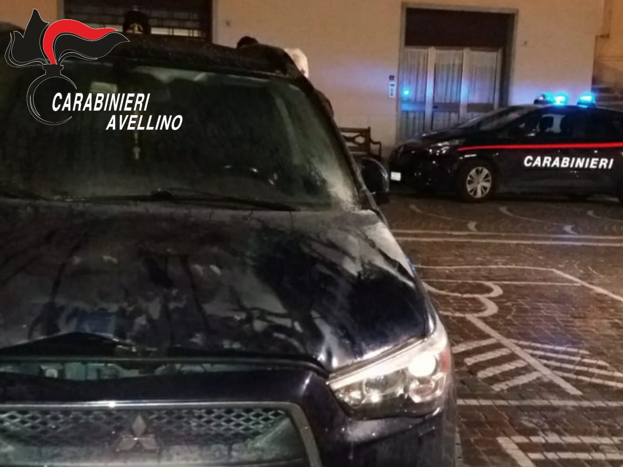 Flumeri| Mitsubishi data alle fiamme in piazza Mercato, indagano i carabinieri