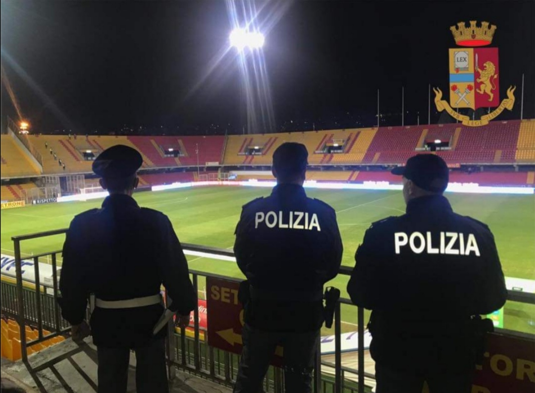 Benevento – Crotone: individuati i responsabili dell’accensione dei due petardi esplosi