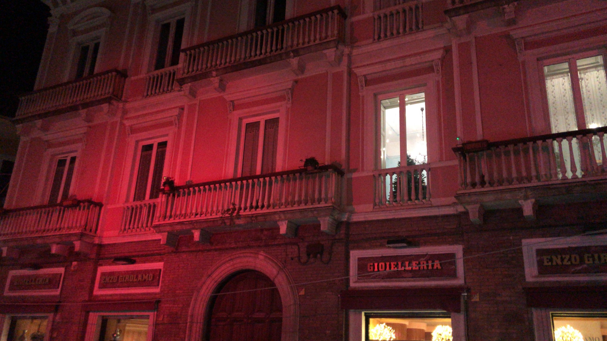 Benevento| Flop luminarie 3d, la nota di un architetto sannita: “La città si è dimostrata divisa e distante”