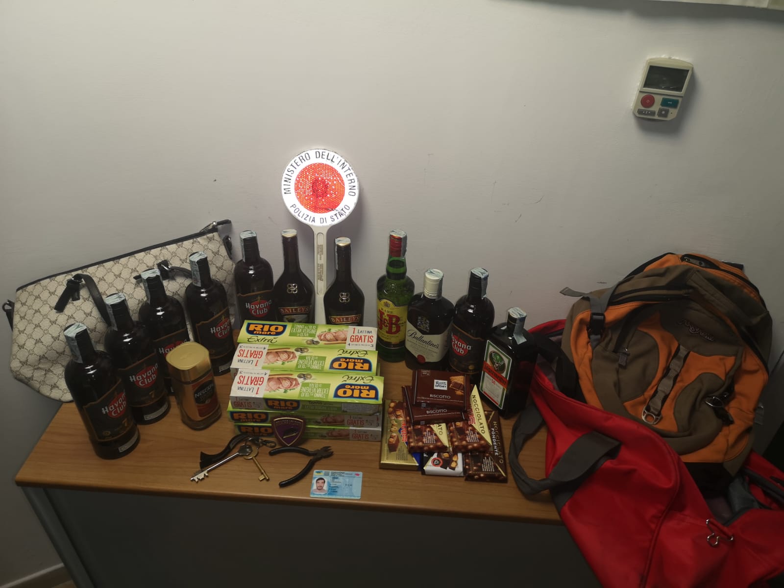 Benevento| Rubano superalcolici e prodotti alimentari in un supermercato della città, arrestati due georgiani