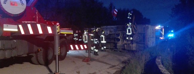 Paupisi: si ribalta camioncino. Ferito conducente/FOTO