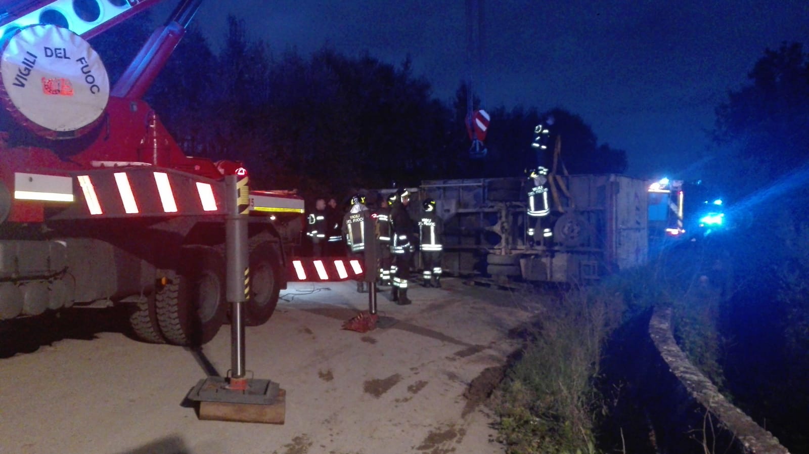 Paupisi: si ribalta camioncino. Ferito conducente/FOTO