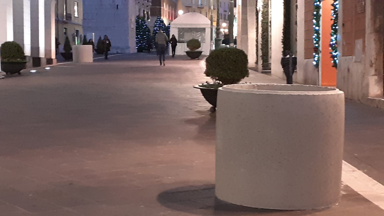 Benevento| Luci spente, spuntano i blocchi di cemento