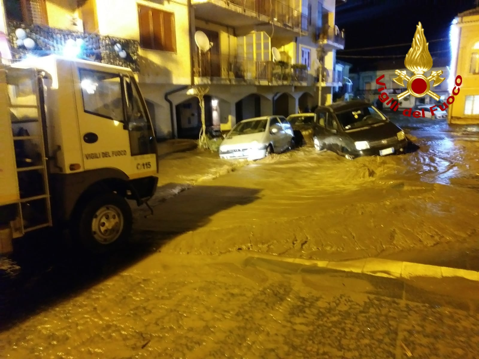 Maltempo in Irpinia, danni e disagi ovunque: pericolo alberi e pale eoliche. Ad Ariano automobilista finisce in una scarpata