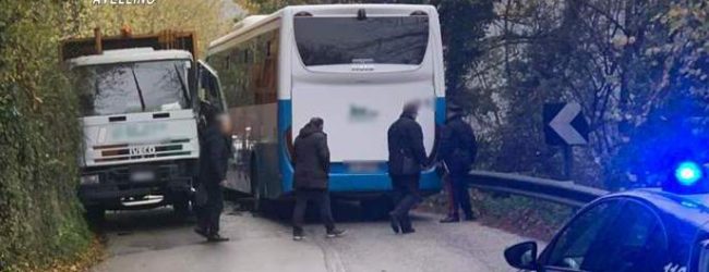 Tufo| Scontro pullman e autocompattatore, illesi i 10 bambini a bordo