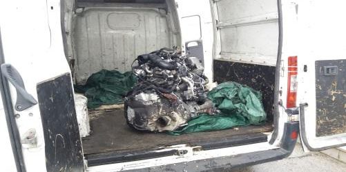 Trasportavano il motore di una Jaguar rubato, 2 marocchini inseguiti sull’A16 e arrestati dalla Polstrada