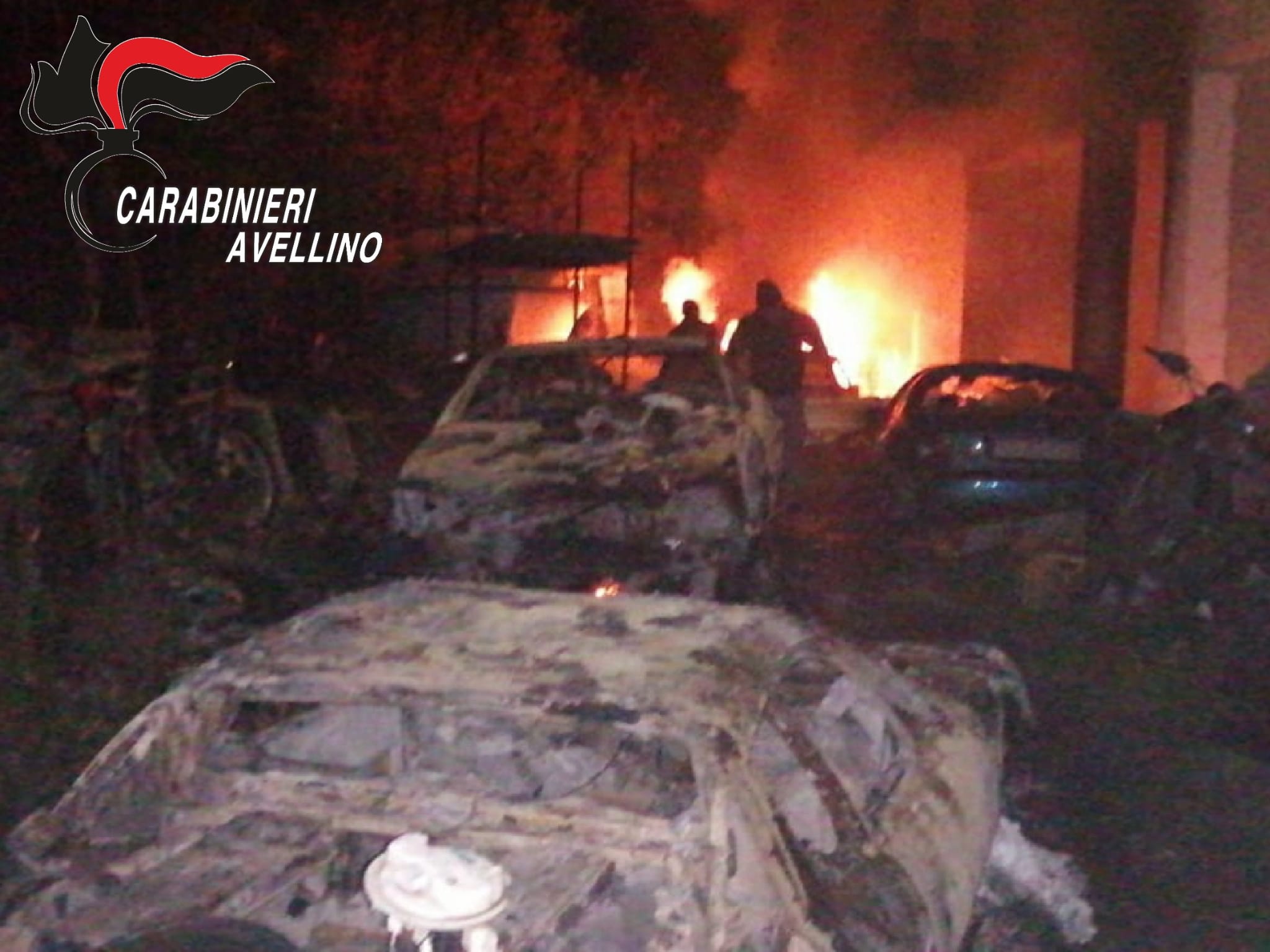 Domicella| Incendio nella notte in un’autodemolizione, indagano i carabinieri