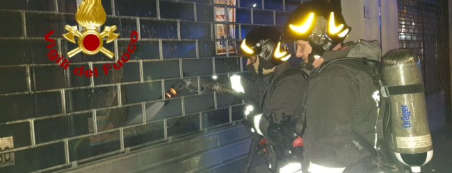 Monteforte Irpino| In fiamme l’ingresso di un negozio di detersivi, indagano i carabinieri